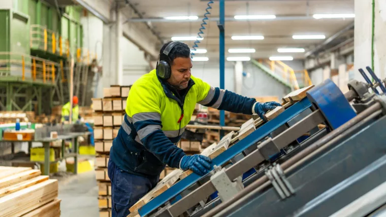Un homme travaille le bois