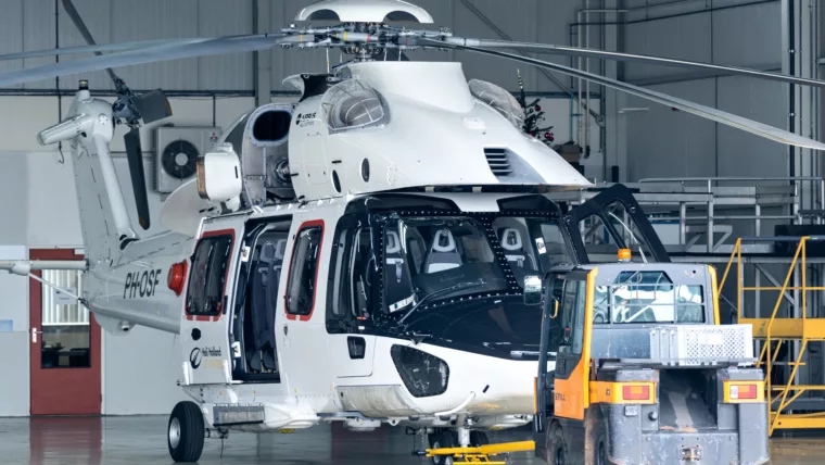 Hélicoptère dans une entrepôt