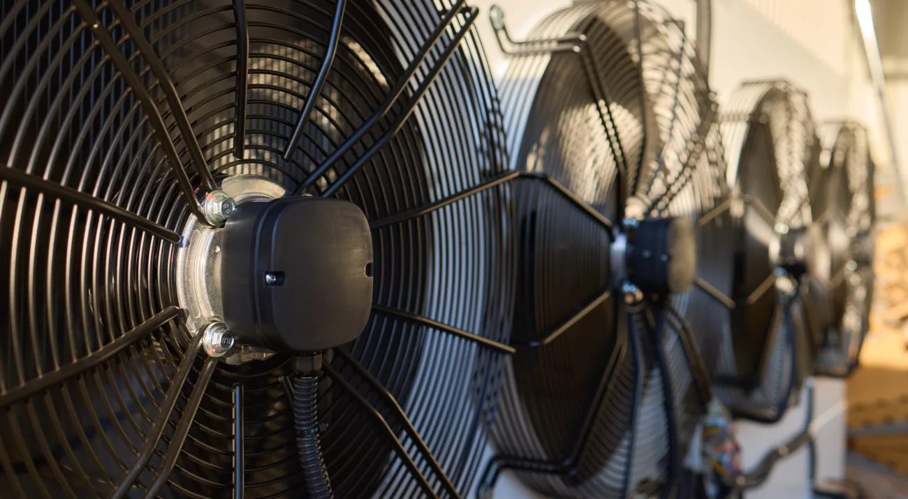 Photo prise de près de gros ventilateurs noirs