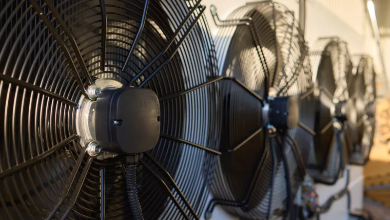 Photo prise de près de gros ventilateurs noirs
