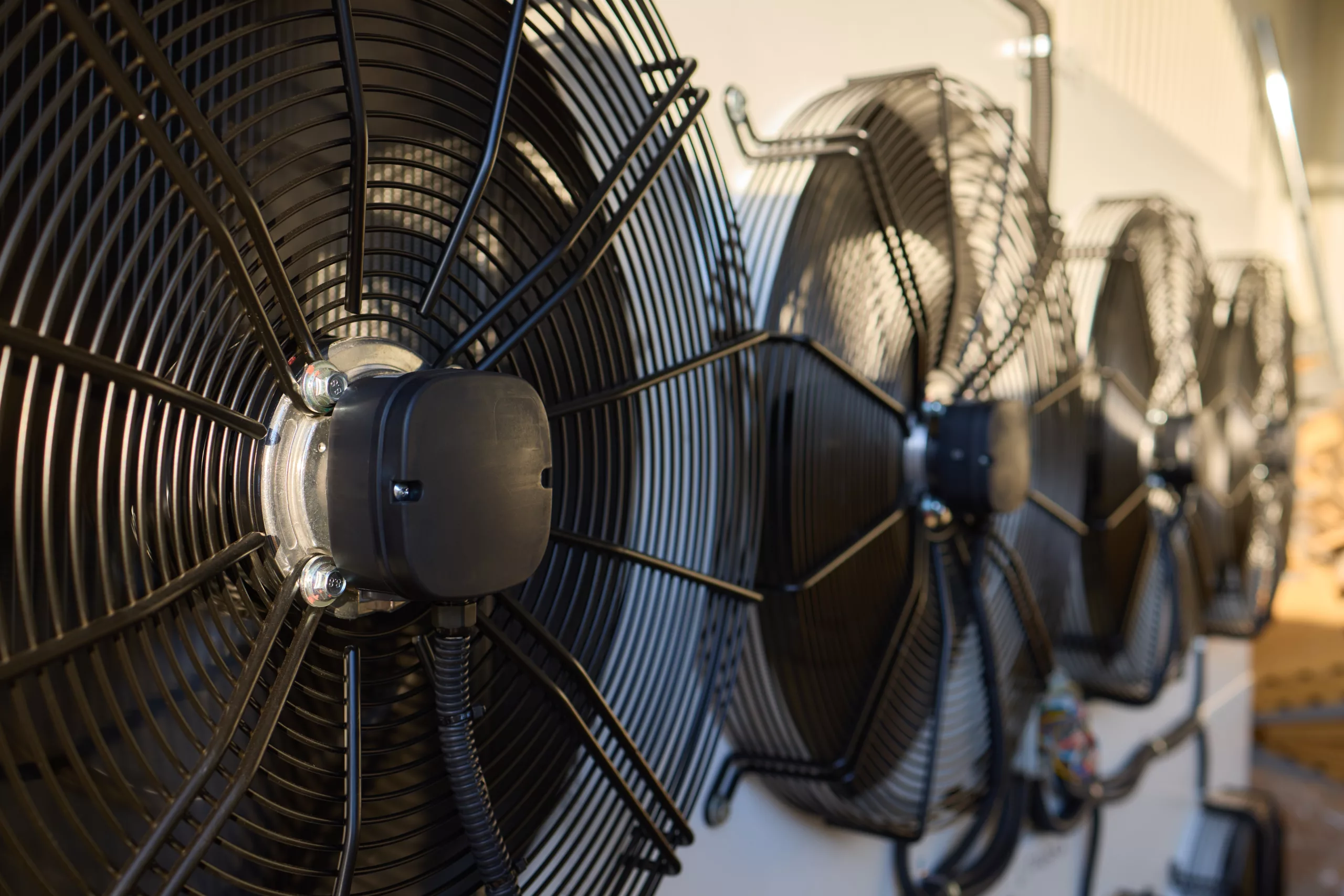Photo prise de près de gros ventilateurs noirs