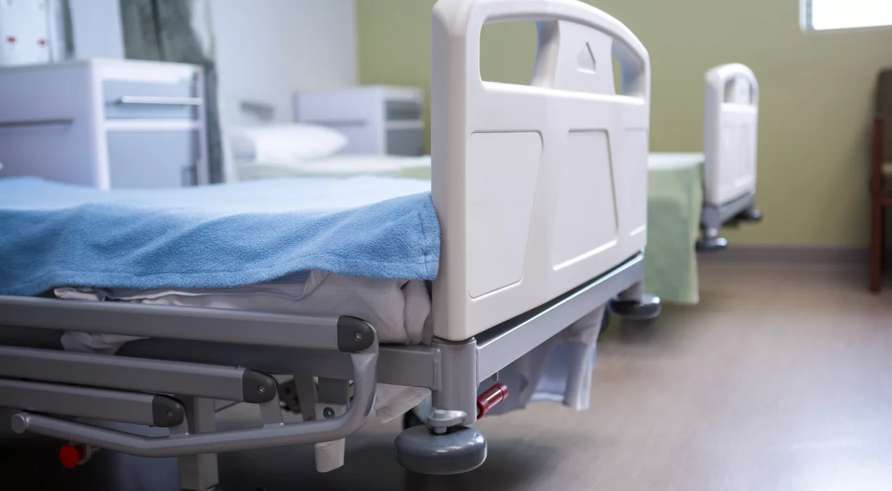 Lits médicalisés dans une chambre d'hôpital