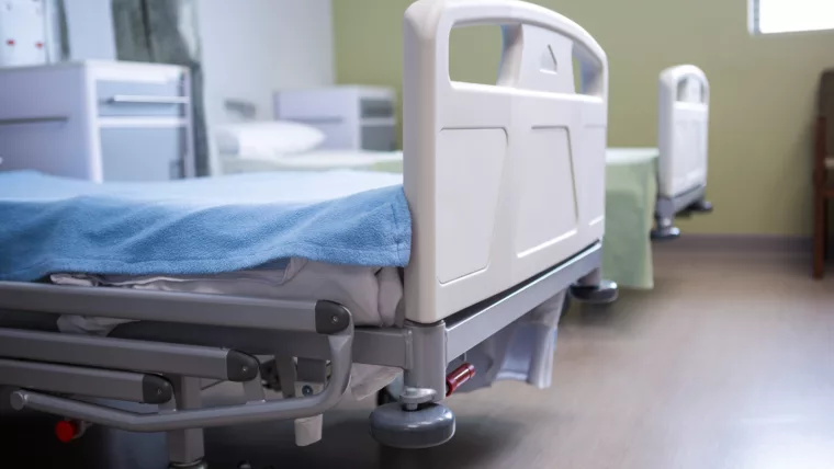 Lits médicalisés dans une chambre d'hôpital