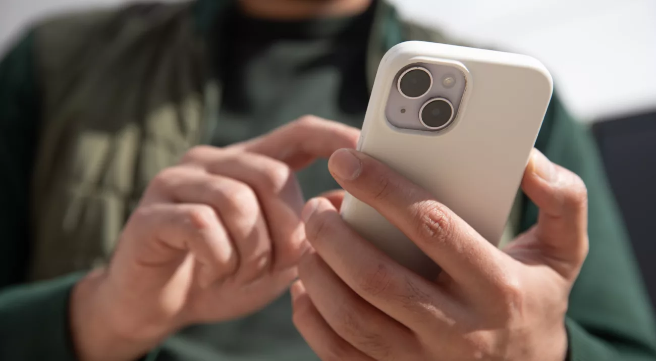 Un homme tient un téléphone dans sa main