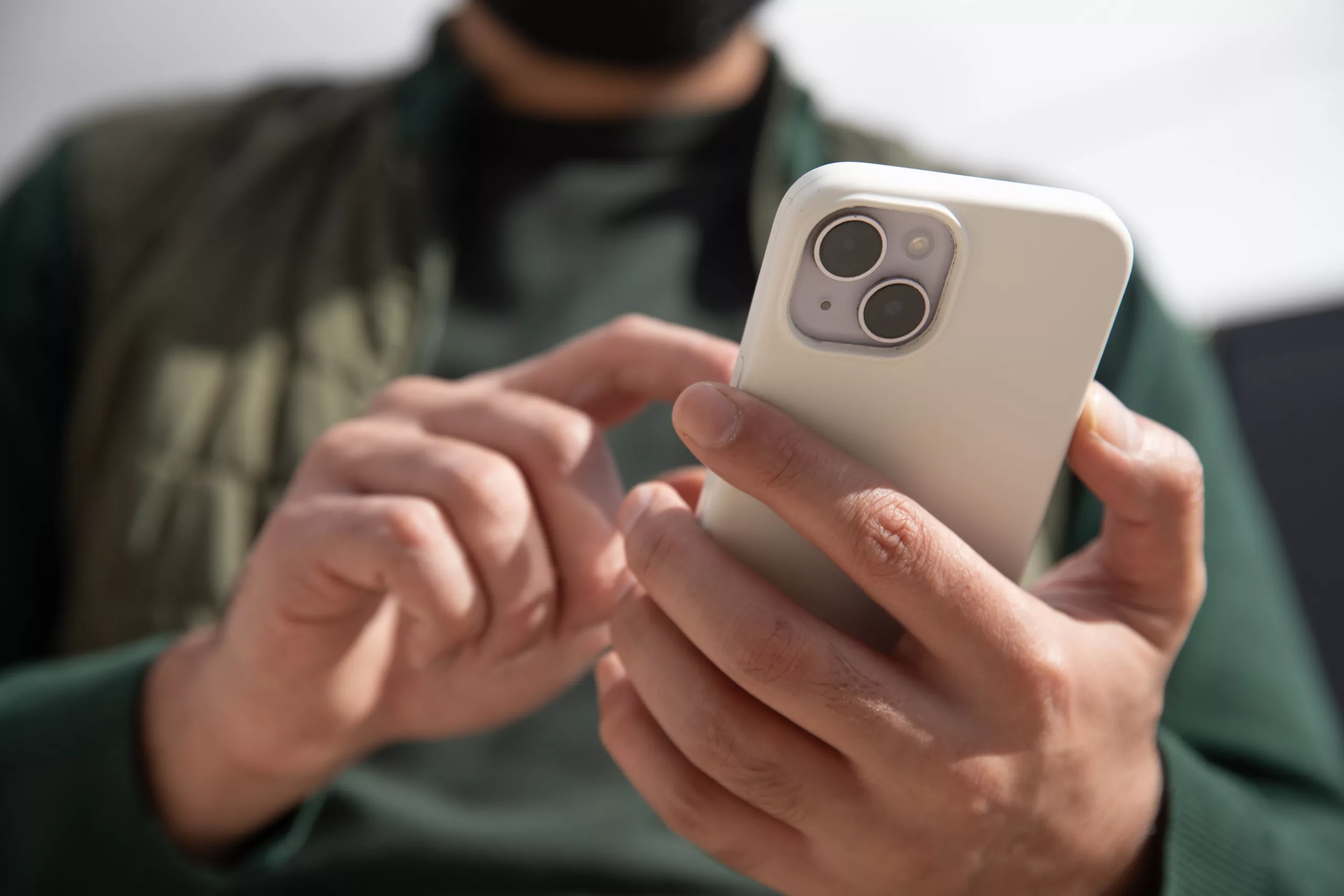 Un homme tient un téléphone dans sa main