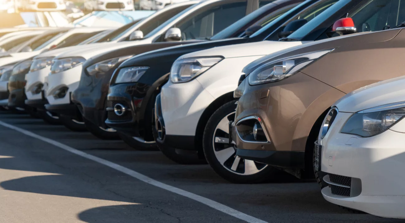 Voitures garées sur un parking