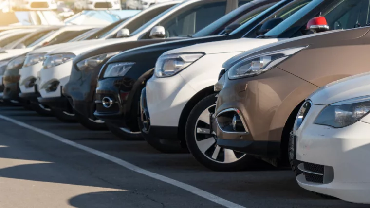 Voitures garées sur un parking