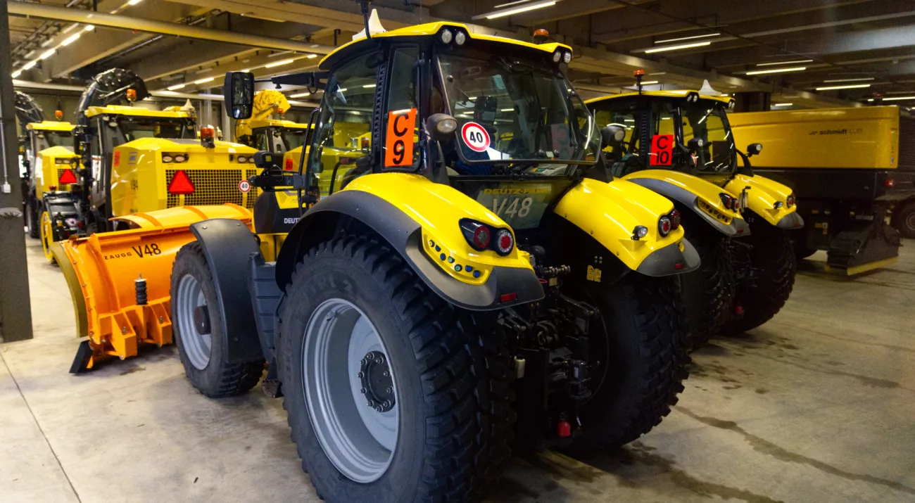 Tracteurs jaunes dans un hangar
