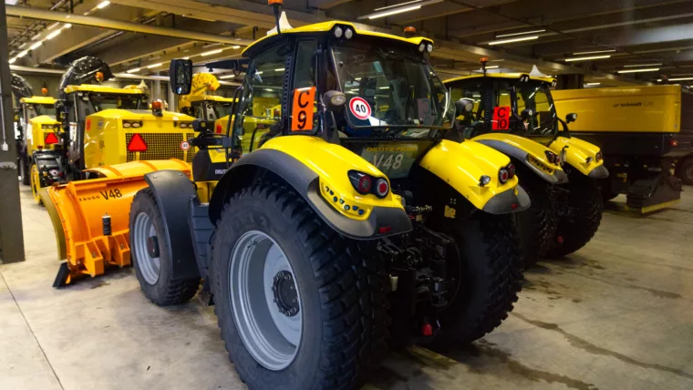 Tracteurs jaunes dans un hangar