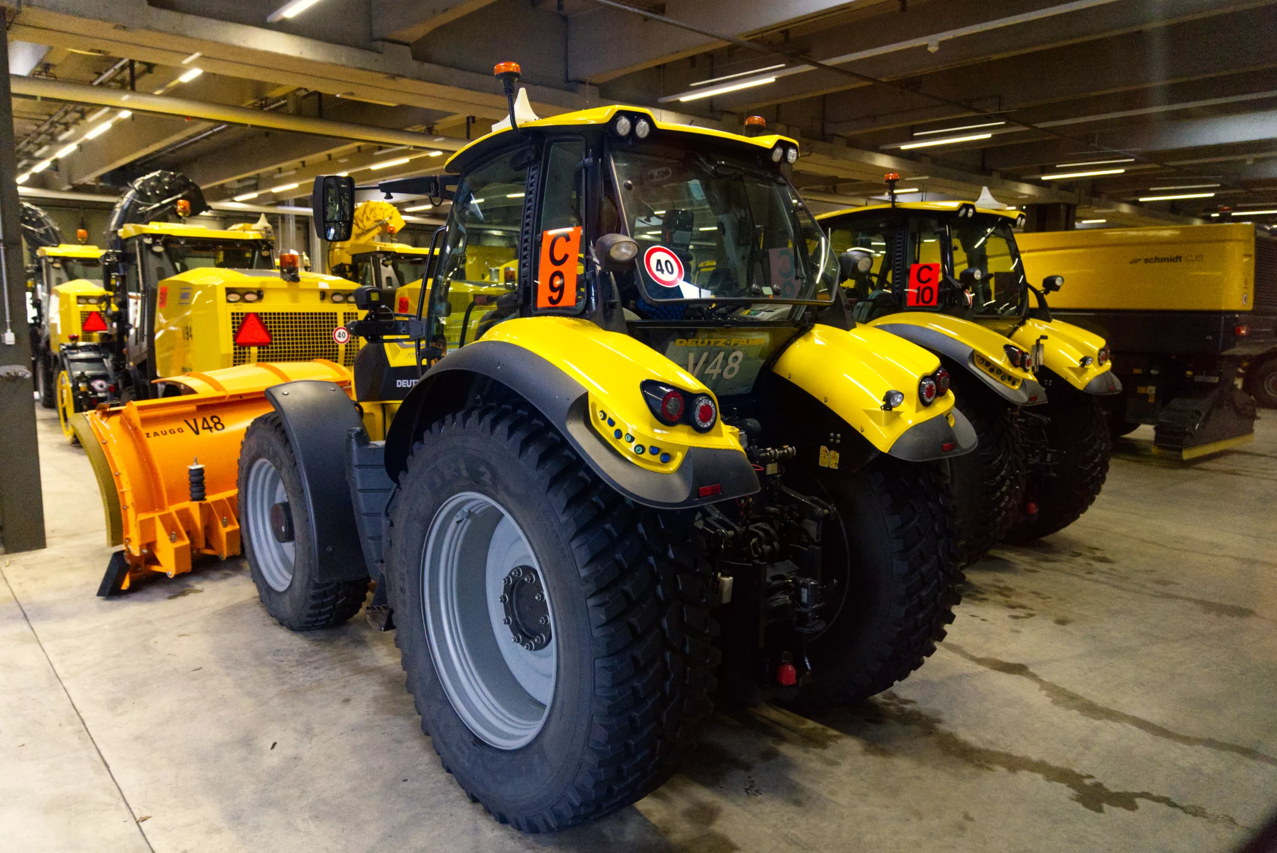 Tracteurs jaunes dans un hangar