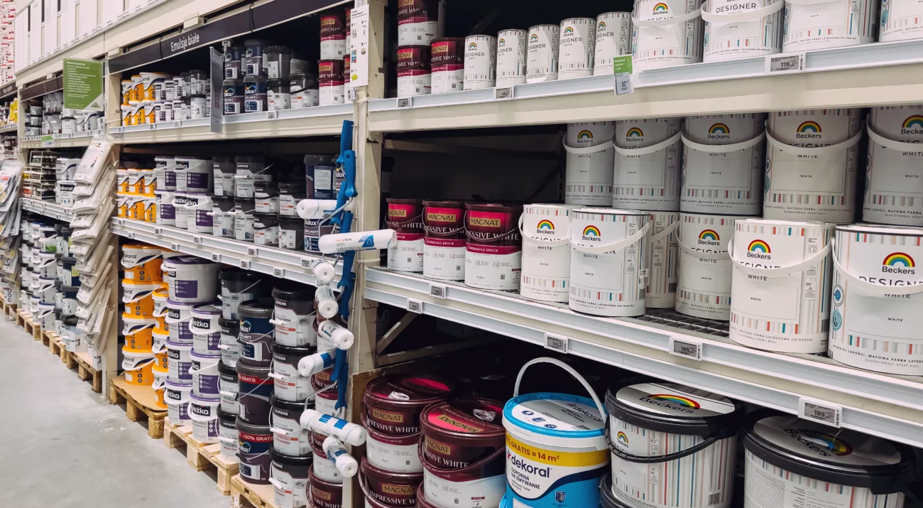 Pots de peinture rangés dans un magasin de bricolage