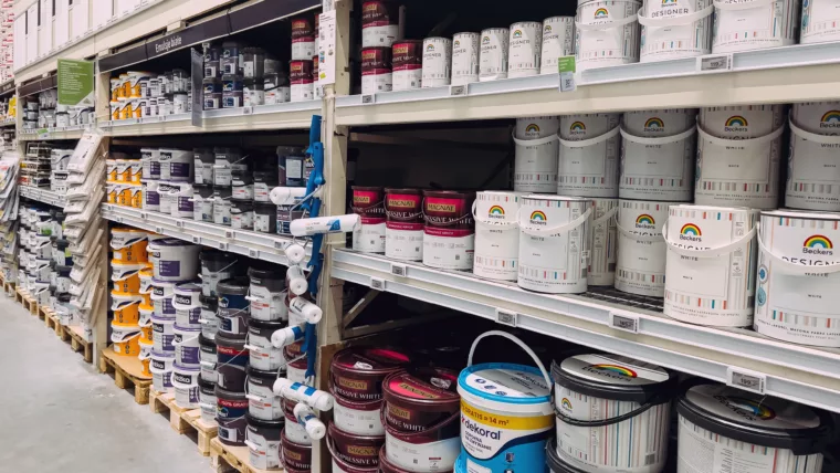 Pots de peinture rangés dans un magasin de bricolage