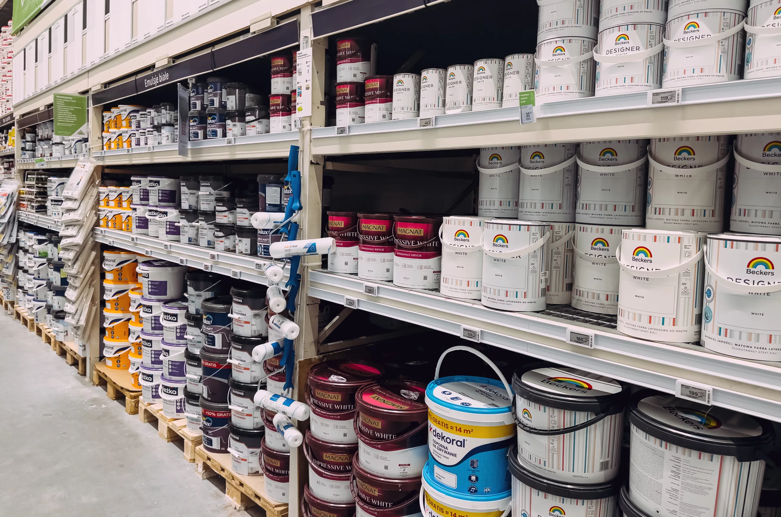 Pots de peinture rangés dans un magasin de bricolage