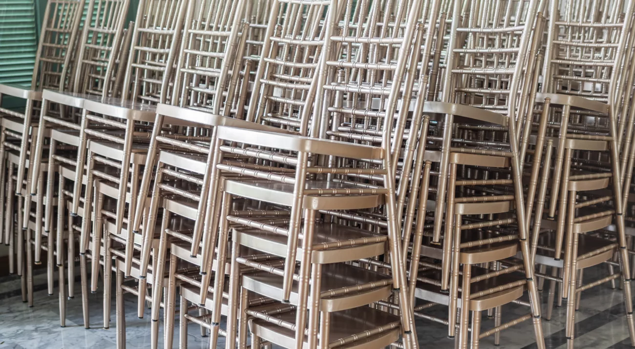 Plusieurs piles de chaises