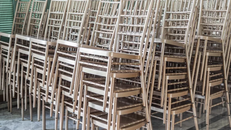Plusieurs piles de chaises