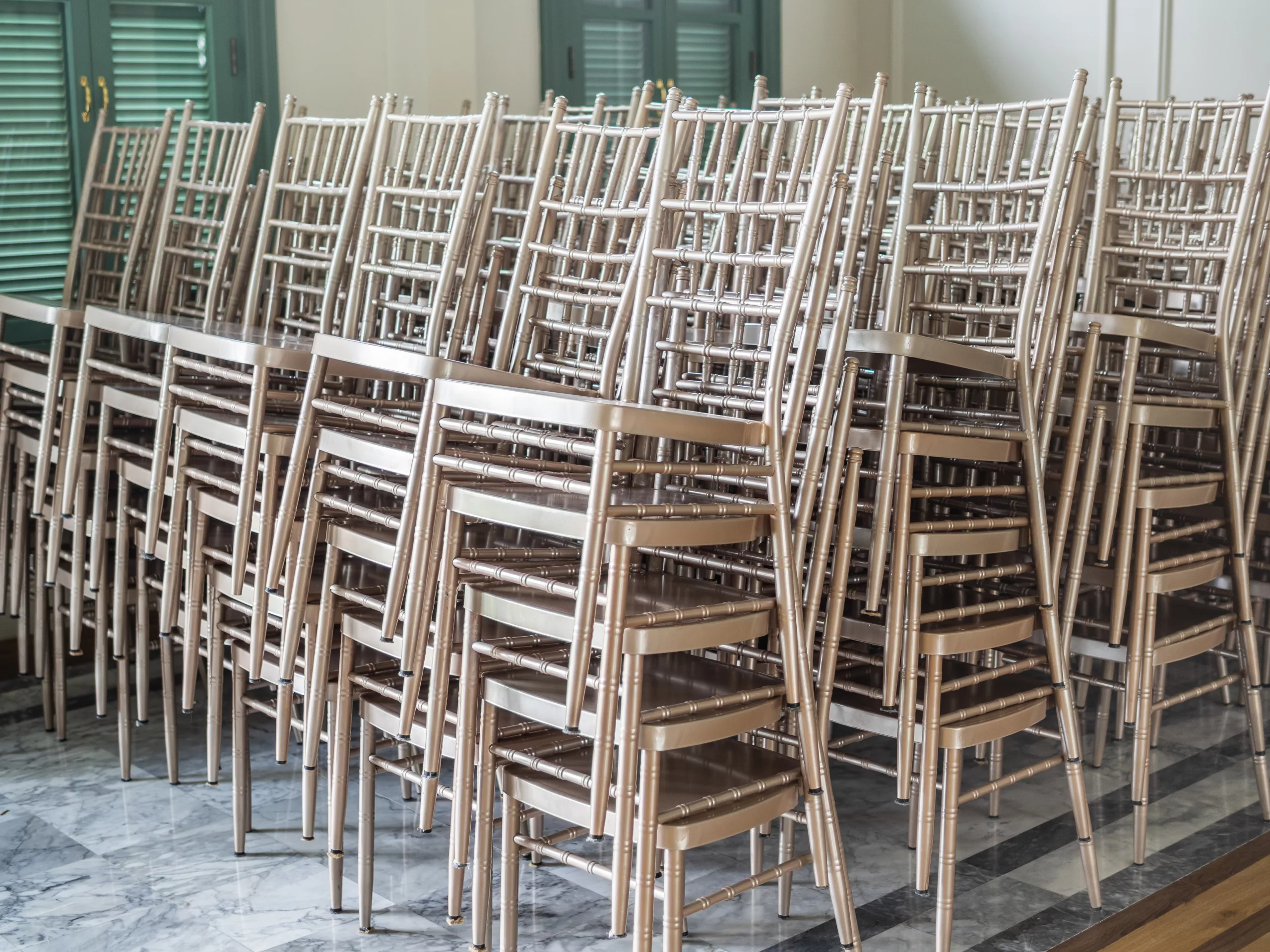 Plusieurs piles de chaises