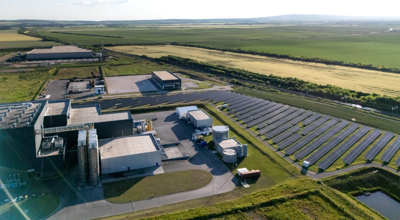 Vue d'une usine avec des panneaux photovoltaïques