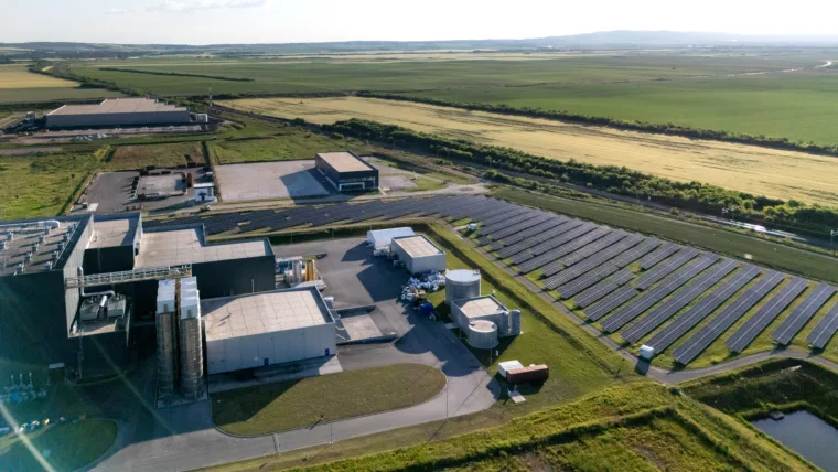 Vue d'une usine avec des panneaux photovoltaïques