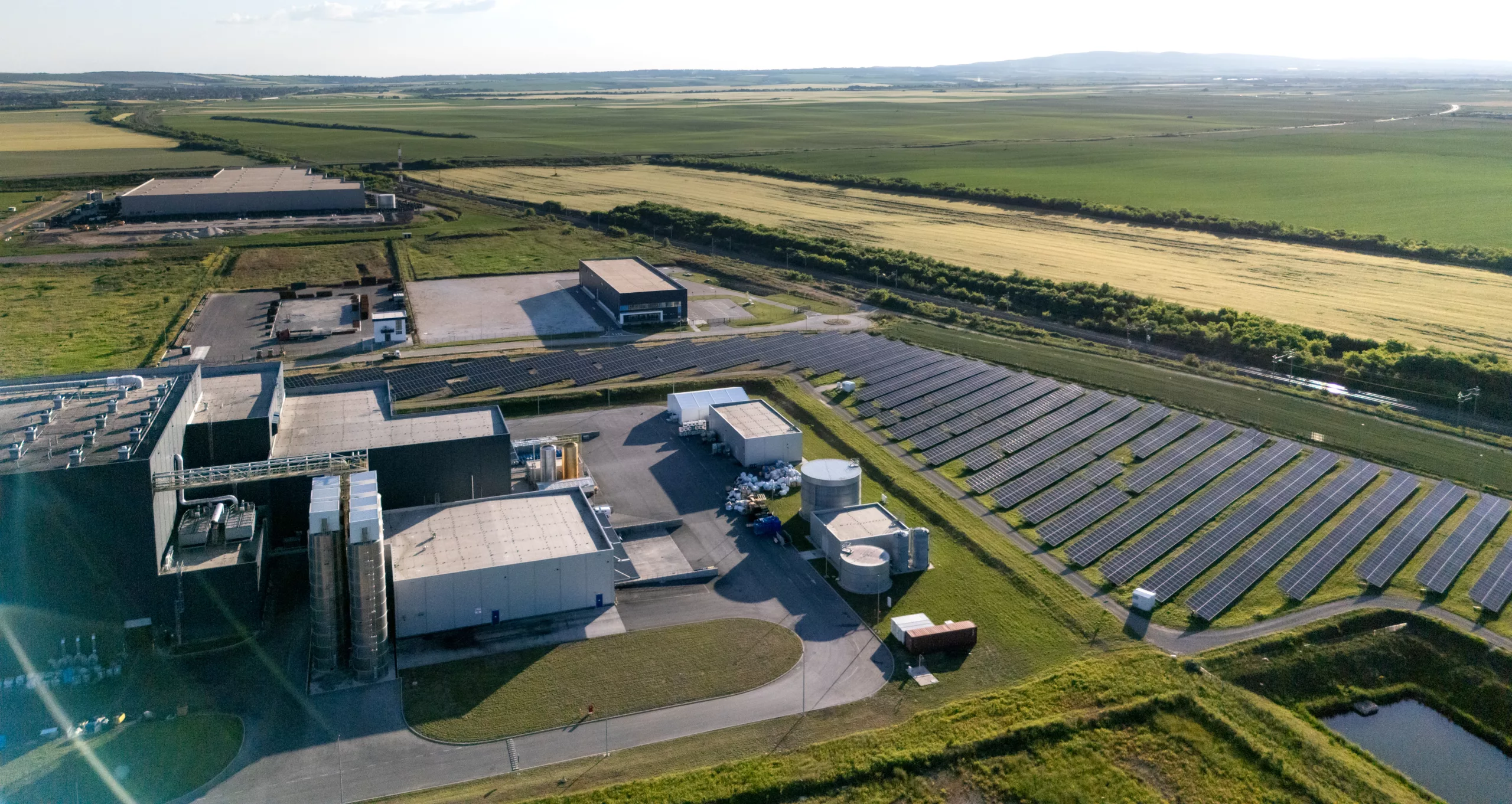 Vue d'une usine avec des panneaux photovoltaïques
